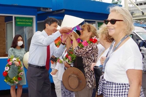 Du thuyền 5 sao của Pháp chở 106 khách du lịch quốc tế cập cảng Quy Nhơn