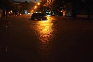 Mưa như trút nước, nhiều khu dân cư tại Quy Nhơn chìm trong “biển nước“