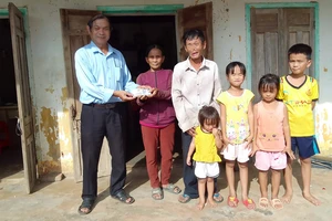 Báo SGGP trao 31 triệu đồng bạn đọc giúp 2 hoàn cảnh khó khăn ở Bình Định
