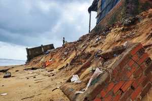 Sóng phá bờ biển Phù Mỹ (Bình Định): Dân thấp thỏm lo mất nhà, mất đất