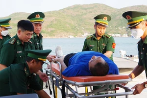Cấp cứu thuyền viên Trung Quốc bị nạn trên tàu vận tải biển