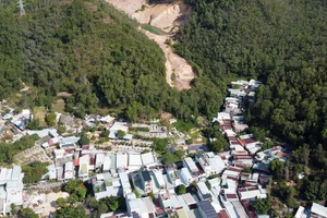 Gần 200 hộ dân "sống treo" góc núi Quy Nhơn vì 1,4km đường