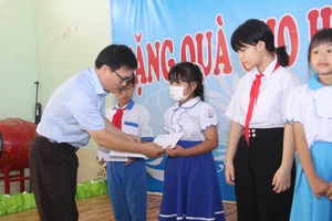 Trao 150 suất quà cho học sinh vượt khó học giỏi tại Bình Định