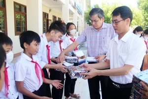 Báo SGGP trao quà cho học sinh khó khăn ở Bình Định