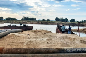 Lùm xùm xử lý mỏ cát trên sông Đà Rằng (Phú Yên)