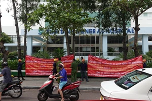 Nhóm người tụ tập trước Bệnh viện Bình Định để đòi nợ