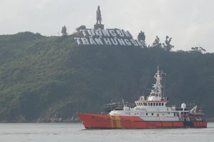 Tàu SAR ứng cứu 39 ngư dân Quảng Ngãi