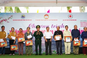 Trao quà cho học sinh và ngư dân ven biển Bình Định