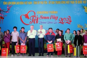 Đồng chí Nguyễn Hòa Bình tặng quà tết tại Phú Yên
