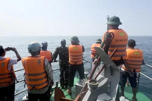 Phú Yên: Cứu 4 ngư dân bị chìm tàu ngoài biển