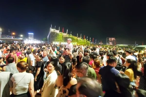 Biển người đến thưởng thức đêm hội văn hóa, ẩm thực Bình Định