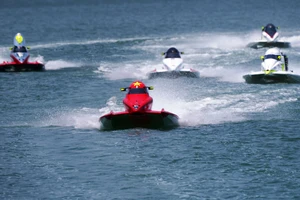Kịch tích vòng chung kết giải đua thuyền tốc độ ở đầm Thị Nại