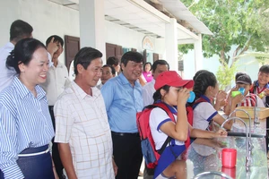 Chương trình "Thắp sáng niềm tin - Vượt khó đến trường" tài trợ 300 triệu đồng cho học sinh khó khăn Bình Định