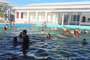 Vụ hồ bơi tiền tỷ nằm “phơi nắng” giữa ngày hè ở Phú Yên: Cơ quan chức năng vào cuộc, hồ bơi hoạt động trở lại 