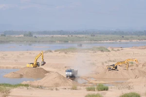 Phú Yên: Khai thác cát vượt công suất, doanh nghiệp bị xử phạt 300 triệu đồng