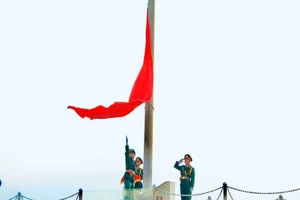 Trang trọng Lễ thượng cờ chào mừng kỷ niệm 100 năm xây dựng và phát triển TP Nha Trang
