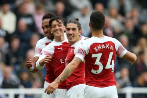 Newcastle - Arsenal 1-2: Xhaka, Ozil lập công