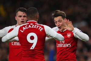 Arsenal - Watford 2-0: Kịch tính 2 phút cuối, Lacazette kiến tạo Ozil ấn định chiến thắng