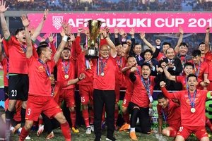Việt Nam - Malaysia 1-0 (3-2): Quang Hải tuyệt vời, Anh Đức xuất sắc, HLV Park Hang Seo nâng cúp 
