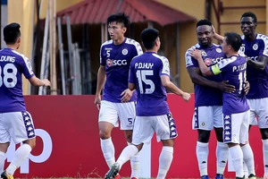 Hà Nội - Tampines Rovers 2-0: Oseni, Thành Chung tỏa sáng, Hà Nội đứng đầu bảng F giành vé đi tiếp