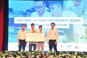 Ông Lê Văn Hải - Giám đốc Rockwell Automation Vietnam trao giải quán quân cho 2 sinh viên đến từ trường Đại học Công Nghiệp TPHCM