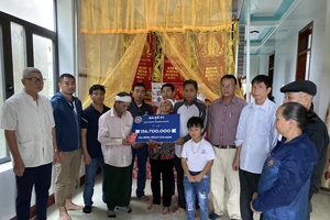Đội bóng Ba Đề FC đã vượt hơn 1.200km về tới Quảng Bình và trao cho gia đình em Phan Văn Minh