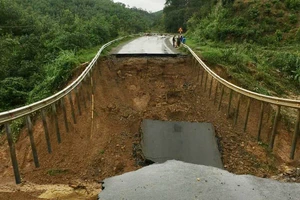 Sạt lở quốc lộ 26, giao thông Khánh Hòa với Đắk Lắk bị chia cắt