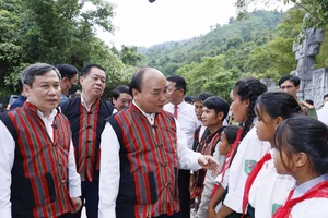 Chủ tịch nước Nguyễn Xuân Phúc với các em học sinh dân tộc thiểu số tại 2 xã Tân Trạch và Thượng Trạch, Quảng Bình. Ảnh: QUỐC HÙNG