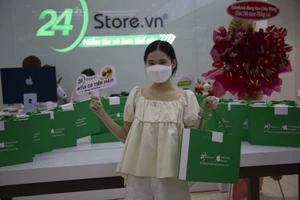 Dàn nghệ sĩ và hơn 200 khách hàng của 24hStore là chủ sở hữu những chiếc iPhone 14 đầu tiên tại Việt Nam