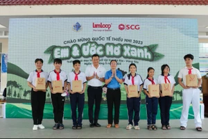 Ông Praween Wirotpan, Tổng Giám đốc Công ty TNHH SCG Việt Nam và bà Hồ Thị Ánh Tuyết, Bí thư Tỉnh đoàn Bà Rịa - Vũng Tàu, trao tặng những phần quà khích lệ các em