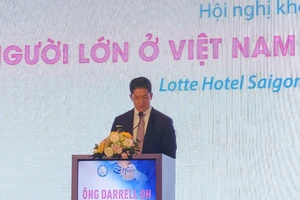 Ông Darrell Oh, Tổng Giám đốc Công ty TNHH Pfizer Việt Nam, chia sẻ về những nỗ lực của Pfizer tại chuỗi hội thảo