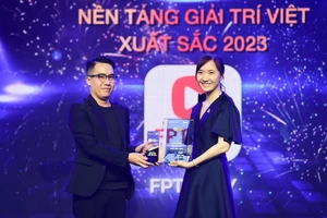 Bà Hoàng Nguyễn Thúy Quyên, đại diện FPT Play tại lễ trao giải