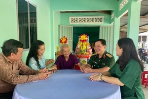 SCG cùng Bộ Tư lệnh TPHCM đến thăm hỏi, tặng quà các Bà mẹ Việt Nam Anh hùng