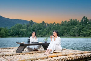 Hoa hậu Tiểu Vy và Á hậu Kim Duyên trải nghiệm Thiền cà phê 