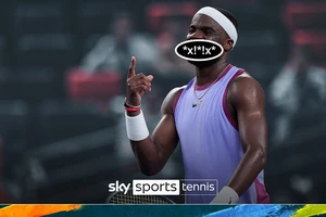 Tay vợt trẻ 17 tuổi Frances Tiafoe chửi trọng tài Jimmy Pinoargote sau khi thua Roman Safiullin, đối diện án phạt tới 60.000 USD của Masters 1000