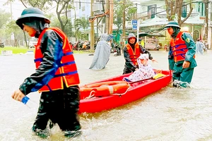 Miền Trung tiếp tục mưa lớn, nhiều nơi ngập nặng