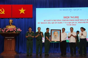 Lãnh đạo Quận 11, TPHCM trao bức ảnh Bác Hồ tặng Sư đoàn 302.