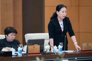 Phó Chủ nhiệm Văn phòng Quốc hội Nguyễn Thị Thúy Ngần trình bày báo cáo thẩm tra của các cơ quan Quốc hội