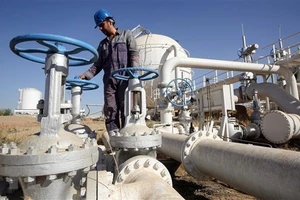 Công nhân làm việc tại một nhà máy lọc dầu ở Kirkuk, Iraq. Ảnh: TTXVN