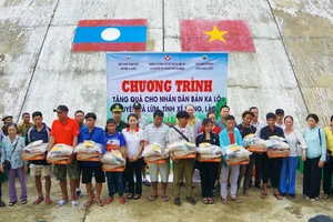 Các đơn vị tặng quà nhân dân bản Ka Lô, huyện Kà Lừm, tỉnh Sê Kông, Lào. Ảnh: Báo Biên phòng
