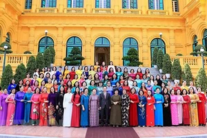 Chủ tịch nước Võ Văn Thưởng và các đại biểu Hiệp hội Doanh nhân Nữ Việt Nam. (Ảnh: TTXVN)