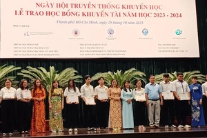 Hơn 1,6 tỷ đồng trao tặng học bổng cho sinh viên năm học 2023-2024