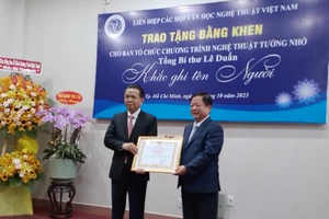 Trao tặng bằng khen của Ủy ban toàn quốc Liên hiệp các Hội VHNT Việt Nam cho Ban tổ chức Chương trình nghệ thuật tưởng nhớ cố Tổng Bí thư Lê Duẩn