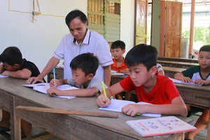 Ông giáo làng khuyết tật nâng bước học trò nghèo