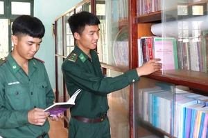 Chương trình “Dân vận khéo – Kết nối biên cương” tặng quà cán bộ, chiến sĩ các đồn biên phòng tỉnh Đắk Nông