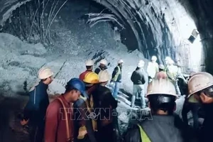 Vụ sập đường hầm ở Ấn Độ: Huy động máy móc hạng nặng giải cứu công nhân mắc kẹt