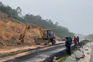 Hàng chục công nhân dầm mưa khắc phục sạt lở trên cao tốc La Sơn - Túy Loan