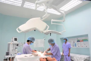 Phòng phẫu thuật khang trang, đầy đủ thiết bị hiện đại tại Bệnh viện quận 7, TPHCM