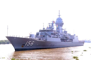Tàu Hải quân Hoàng gia Australia HMAS Toowoomba cập cảng quốc tế Thành phố Hồ Chí Minh. Ảnh: TTXVN
