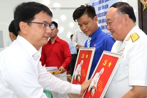 Trưởng Ban Dân vận Thành ủy TPHCM Nguyễn Mạnh Cường trao chứng nhận đến các thí sinh tiêu biểu của hội thi